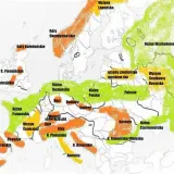 Mapa Europy z zaznaczonymi pasmami górskimi, nizinami i wyżynami. Kolory pomarańczowy, zielony i żółty oznaczają różne typy ukształtowania terenu.