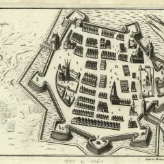 Stara mapa Zamościa z fortyfikacjami, budynkami i ulicami. Widoczne bramy, ratusz i kościoły.