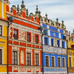 Kolorowe kamienice na Rynku w Zamościu, wpisane na listę **obiektów UNESCO w Polsce**, zachwycają renesansową architekturą.