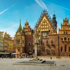 Rynek we Wrocławiu, idealne miejsce na city break z Wrocławia. Kolorowe kamienice, zabytkowy ratusz i kwitnące kwiaty tworzą malowniczy widok.