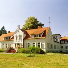Dworek Ustronie - historia, noclegi i atrakcje w malowniczej okolicy