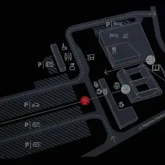 Mapa terenu Muzeum Auschwitz-Birkenau. Wskazuje parkingi, budynki i drogę dojazdową.