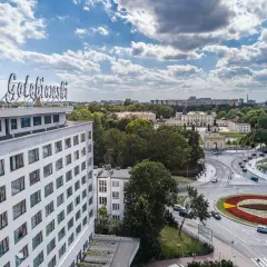 Hotel Gołębiewski Białystok, widok z lotu ptaka na nowoczesny budynek i otaczającą zieleń. Opinie o hotelu są pozytywne.