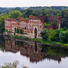 Ruiny twierdzy Modlin nad rzeką, idealne miejsce na zwiedzanie. Odbicie budowli w wodzie.
