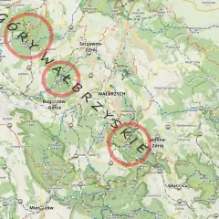 Mapa szlaków turystycznych w Górach Wałbrzyskich. Czerwone okręgi zaznaczają popularne punkty widokowe i szczyty.