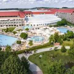 Historia hotelu Gołębiewski w Mikołajkach: Kiedy powstał i co oferuje?