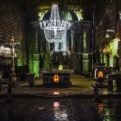 Podziemna kaplica w królewskich kopalniach soli w Wieliczce i Bochni, z kryształowym żyrandolem i ołtarzem wykutym w soli.