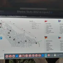 Mapa Błędnych Skał z opisem formacji i tras. Cennik nie jest widoczny, ale mapa pomoże zaplanować wycieczkę.