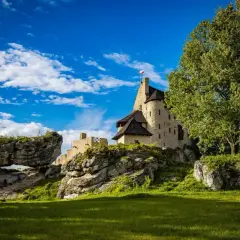 Zamek Bobolice na skale, idealne miejsce na zwiedzanie. Sprawdź cennik i zaplanuj wycieczkę!