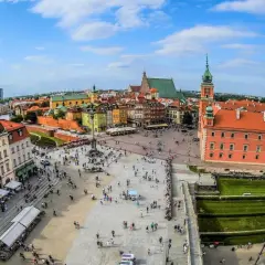 Rynek Starego Miasta w Warszawie, z Zamkiem Królewskim i Kolumną Zygmunta. Idealne miejsce, by zobaczyć, co warto zobaczyć w Warszawie za darmo.