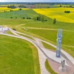 Pomnik i amfiteatr na polu bitwy. Tu jest Grunwald, gdzie historia Polski splata się z krajobrazem kwitnącego rzepaku.
