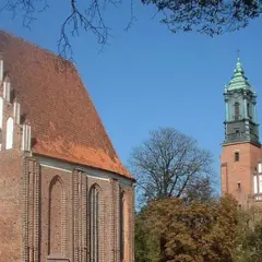Poznańska katedra, najstarszy kościół w Polsce, z charakterystycznymi wieżami i ceglaną fasadą.