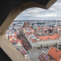 Widok na Rynek we Wrocławiu, z widocznymi straganami jarmarku. To piękna nowa wieś wrocławska.