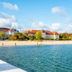 Piękna plaża i hotele w Sopocie. Idealne miejsce, gdzie na weekend w Polsce, jesienią.