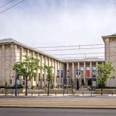 Muzeum Narodowe w Warszawie, duma stolicy Polski, z flagą biało-czerwoną i banerami wystaw.