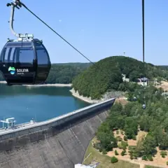Kolejka linowa Solina z widokiem na zaporę i jezioro. Sprawdź solina kolejka linowa cennik, by zaplanować wycieczkę.