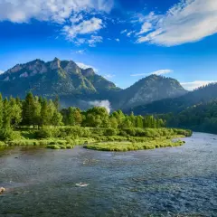 Malowniczy widok na Dunajec i góry, idealne miejsce na wakacje w Polsce.