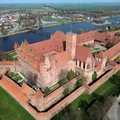 Potężne zamki krzyżackie w Polsce, jak ten w Malborku, imponują skalą i architekturą.
