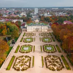 Pałac Branickich w Białymstoku, jeden z najładniejszych miast w Polsce, otoczony jesiennym parkiem.