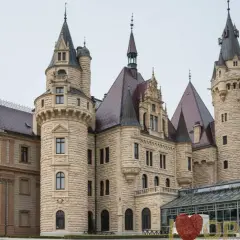 Zamek w Mosznej godz otwarcia - nie przegap ważnych informacji