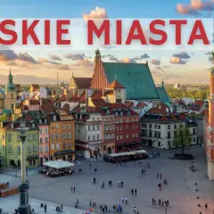 Widok na Rynek Starego Miasta w Warszawie, jeden z wielu pięknych polskich miast, z Zamkiem Królewskim i kolorowymi kamienicami.