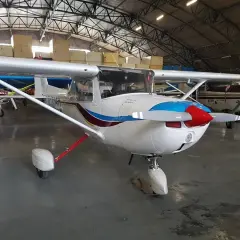 Małe samoloty w hangarze. Widok z tarasu widokowego lotnisko Gdańsk.