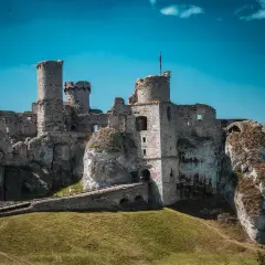 Ruiny zamku w Lesku, majestatycznie wznoszące się na skale, z wieżami i murami świadczącymi o dawnej potędze.