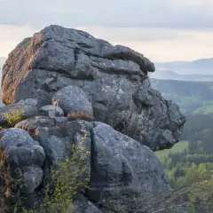 Skalny labirynt Szczeliniec Wielki, gdzie skały tworzą naturalne "piekiełko" dla wspinaczy i turystów.