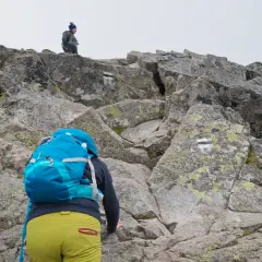 Wspinaczka na Kościelec to wyzwanie. Dwie osoby pokonują skalisty, stromy szlak.