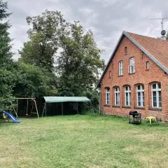 Mazurski dworek przy jeziorze – idealne miejsce na relaks i przygodę