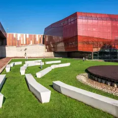 Nowoczesny budynek planetarium, część Centrum Nauki Kopernik. Opinie o tym miejscu są zazwyczaj pozytywne.
