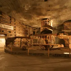 Wieliczka: zobacz cennik kopalni soli. Wnętrze kopalni z drewnianą konstrukcją i manekinem górnika.