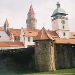Zamek w Bouzovie: Fascynująca historia i atrakcje turystyczne