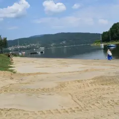 Plaża jezioro Żywieckie - idealne miejsce na relaks i zabawę