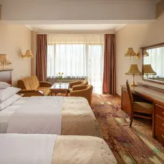 Pokój w hotelu Gołębiewski Karpacz. Wygodne łóżka, kanapa i biurko. Czy warto? Opinie gości są różne.