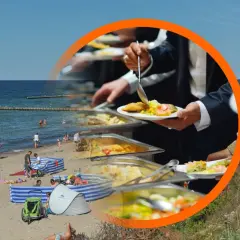 Plaża w Polsce z ludźmi odpoczywającymi nad morzem i bufetem all inclusive.