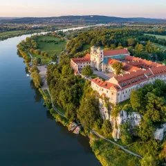 Opactwo Benedyktynów w **Tieńcu** majestatycznie wznosi się nad Wisłą, otoczone zielenią.