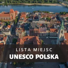 Widok z lotu ptaka na zabytkowe miasto z czerwonymi dachami i rzeką. Napis "Lista Miejsc UNESCO Polska" podkreśla jego znaczenie.