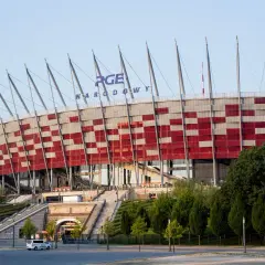 PGE Narodowy, największy stadion w Polsce, z charakterystyczną biało-czerwoną fasadą i stalowymi masztami.
