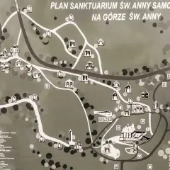Plan sanktuarium na Górze Św. Anny z zaznaczonymi kaplicami i drogami.
