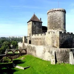 Zamek w Lipowcu: Historia, tajemnice i atrakcje, które musisz poznać