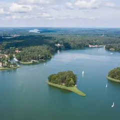 Najpiękniejsze jeziora w lesie w Polsce - idealne na relaks i przygodę