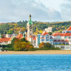 Sopot: malownicze widoki, plaża i zabytkowe budynki. Idealne miejsce na relaks i odkrywanie atrakcji dla dorosłych.