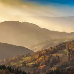 Jesienne wzgórza w promieniach słońca. Krynica-Zdrój jakie to góry? Beskid Sądecki, pełen kolorów i mgieł.