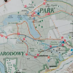 Mapa Wielkopolskiego Parku Narodowego z zaznaczonymi jeziorami, szlakami i ciekawostkami, jak Jezioro Góreckie czy Studnia Napoleona.