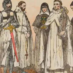 Rycerze templariusze i zakonnicy, w tym krzyżacy, w historycznych strojach. Jeden z nich trzyma kielich, inny figurkę.