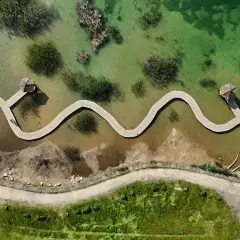 Malownicza kładka w kształcie litery S nad wodą w Jaworznie. Park Gródek Jaworzno cena wstępu jest symboliczna, warto odwiedzić to miejsce.