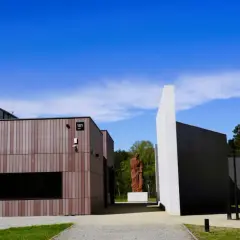 Pomnik i nowoczesne budynki na terenie byłego obozu zagłady w Sobiborze.
