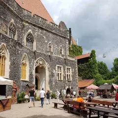 Kamienny zamek Grodziec z gotyckimi oknami, dziedziniec z kramami i ławami. Wiele pozytywnych zamek grodziec opinie.