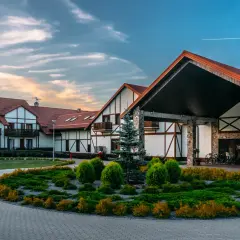 Hotel Mikołajki Leisure & Spa: piękne budynki z czerwonymi dachami, zadbany ogród i podjazd. Wiele pozytywnych hotel mikołajki leisure & spa opinie.